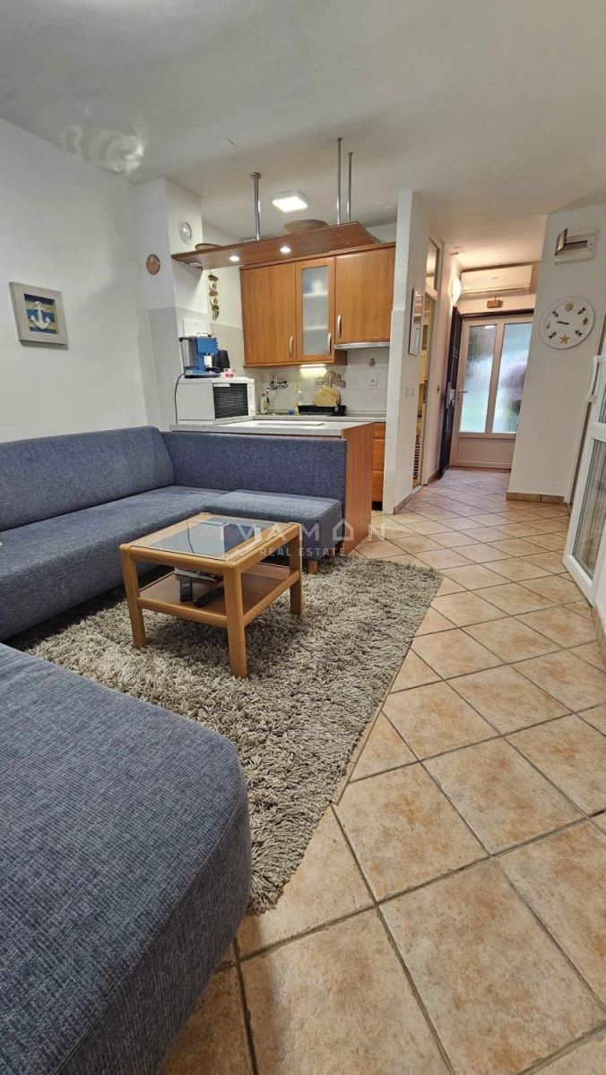 Červar Porat: Appartamento con Due Camere da Letto e Giardino