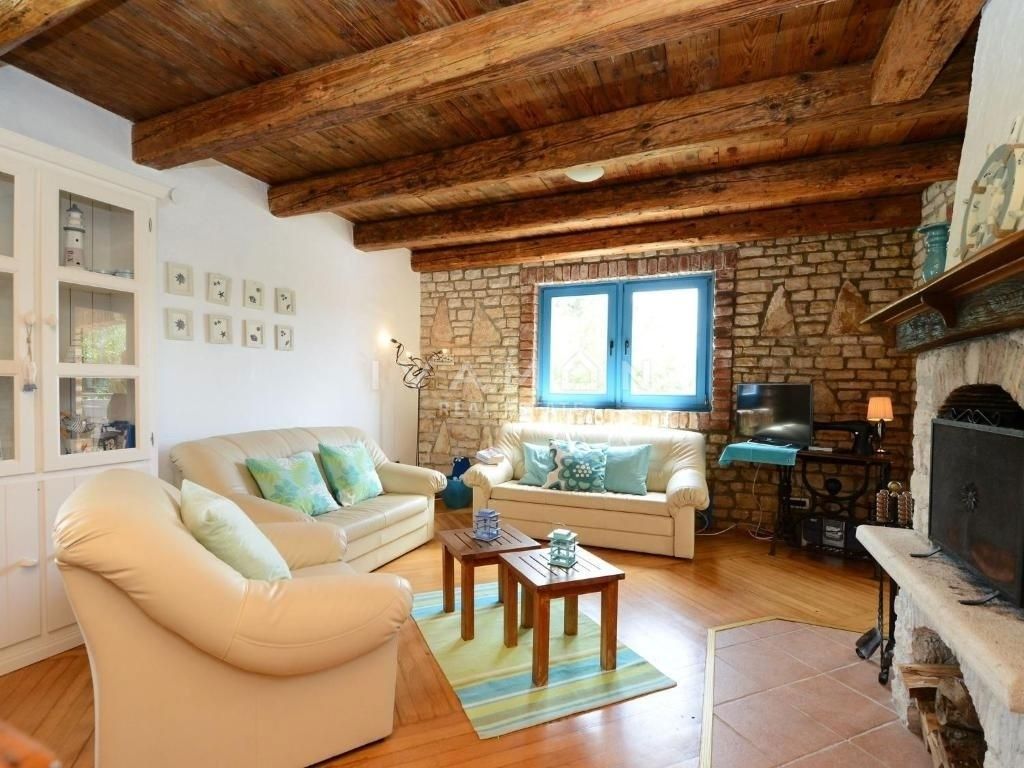 OCCASIONE: Casa indipendente con piscina