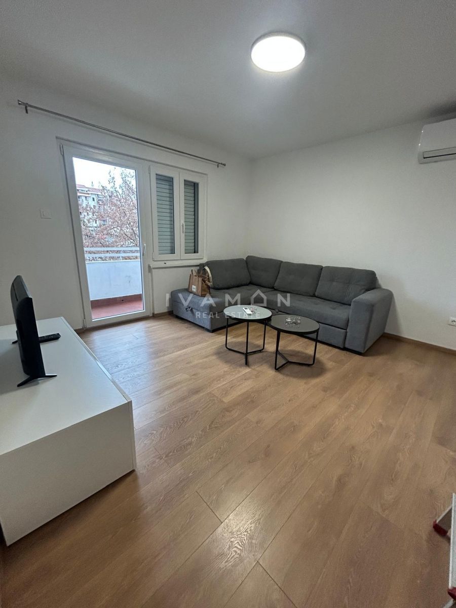 Appartamento con Due Camere da Letto nella Migliore Zona di Parenzo