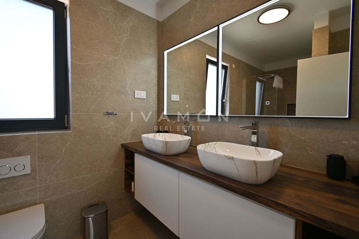 Villa indipendente con piscina a 2 km dal centro di Parenzo