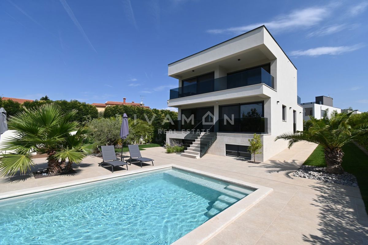 Villa indipendente con piscina a 2 km dal centro di Parenzo