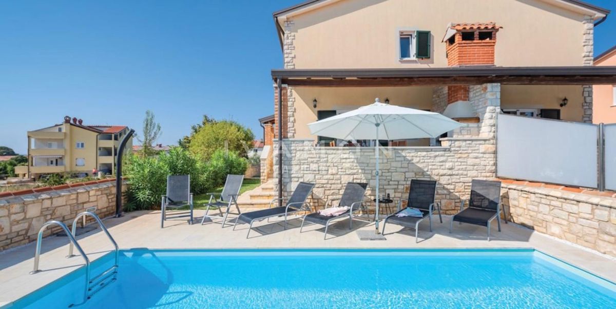 Casa trilocale con piscina, a 250 metri dal mare