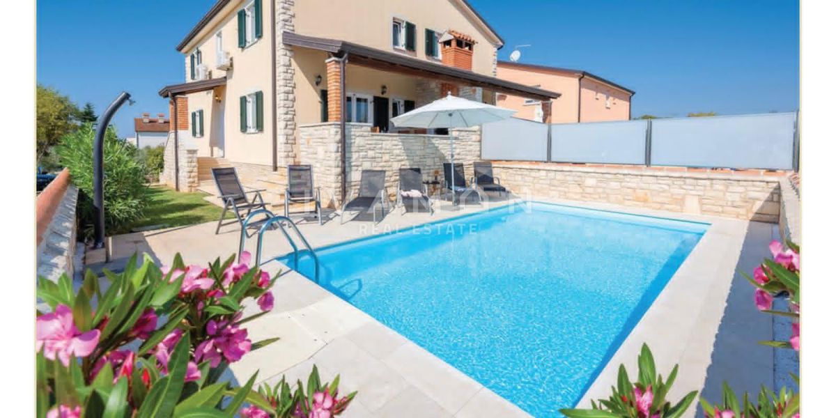 Casa trilocale con piscina, a 250 metri dal mare