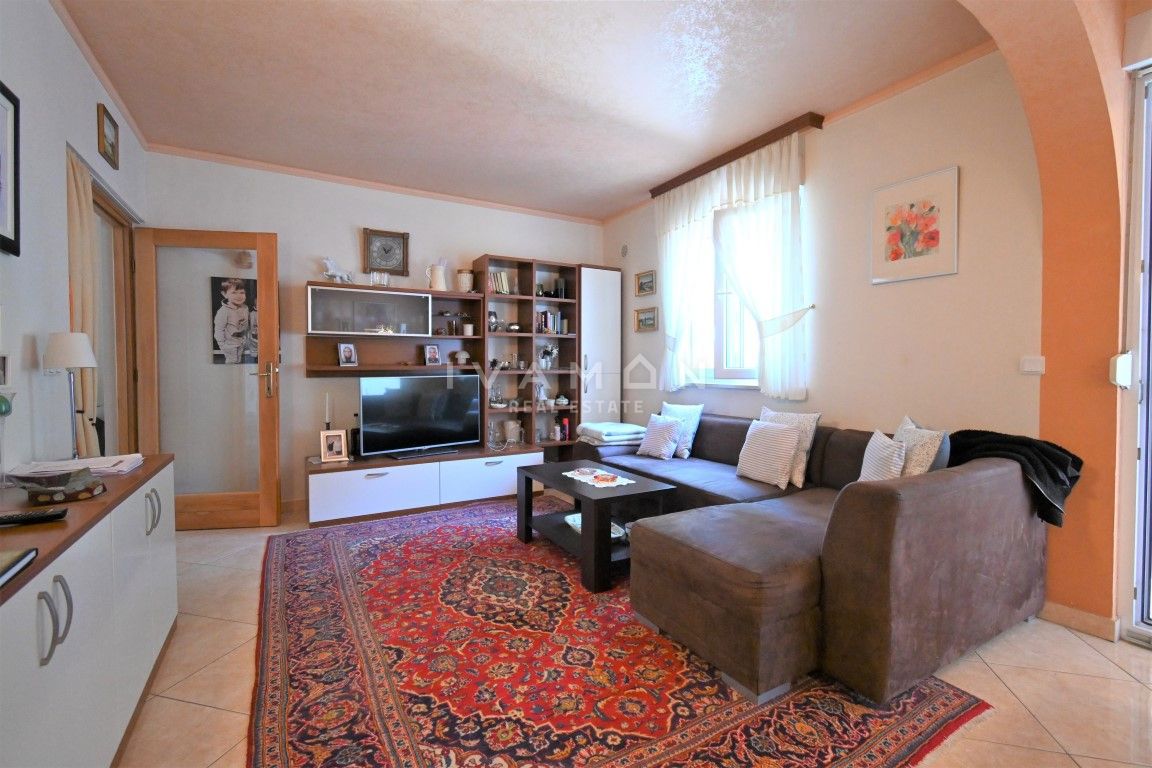 Casa con due appartamenti a 3 km dal centro di Parenzo