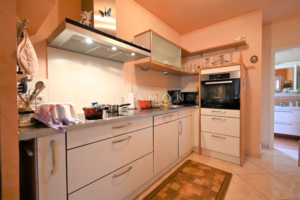 Casa con due appartamenti a 3 km dal centro di Parenzo