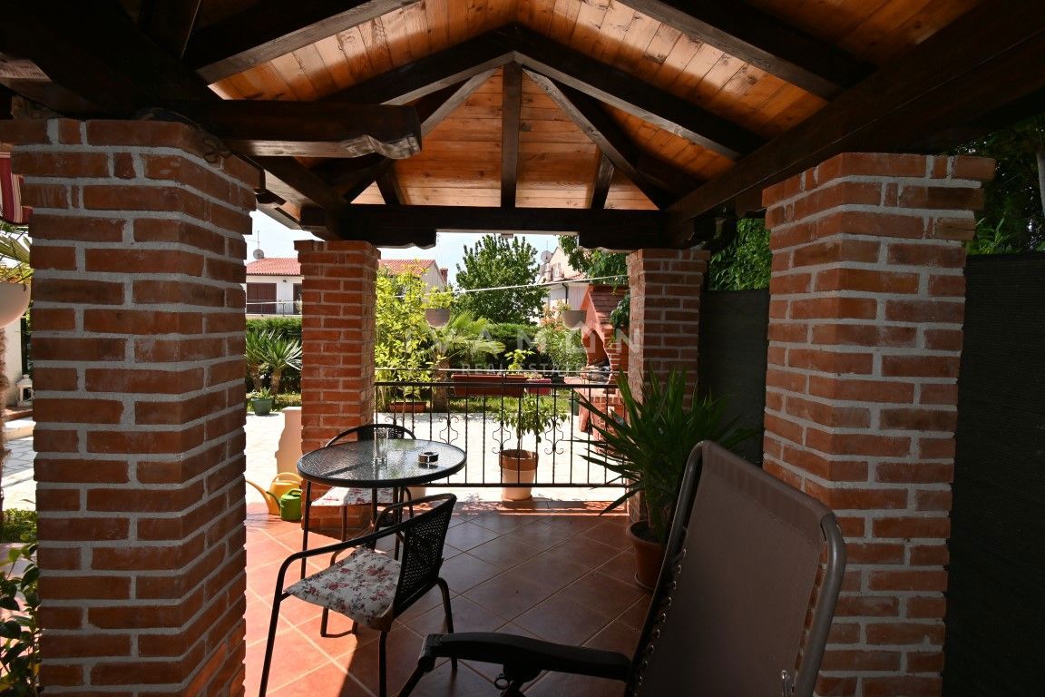 Casa con due appartamenti a 3 km dal centro di Parenzo