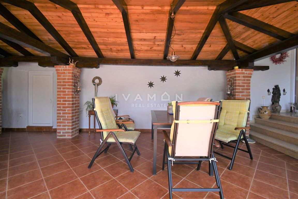 Casa con due appartamenti a 3 km dal centro di Parenzo