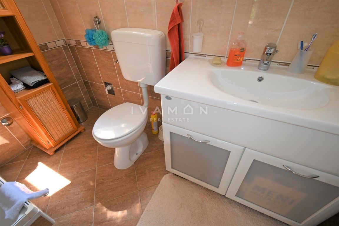 Casa con due appartamenti a 3 km dal centro di Parenzo