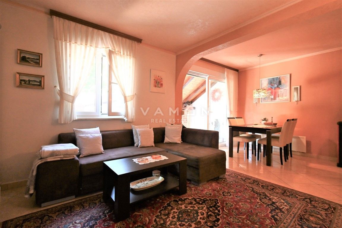 Casa con due appartamenti a 3 km dal centro di Parenzo