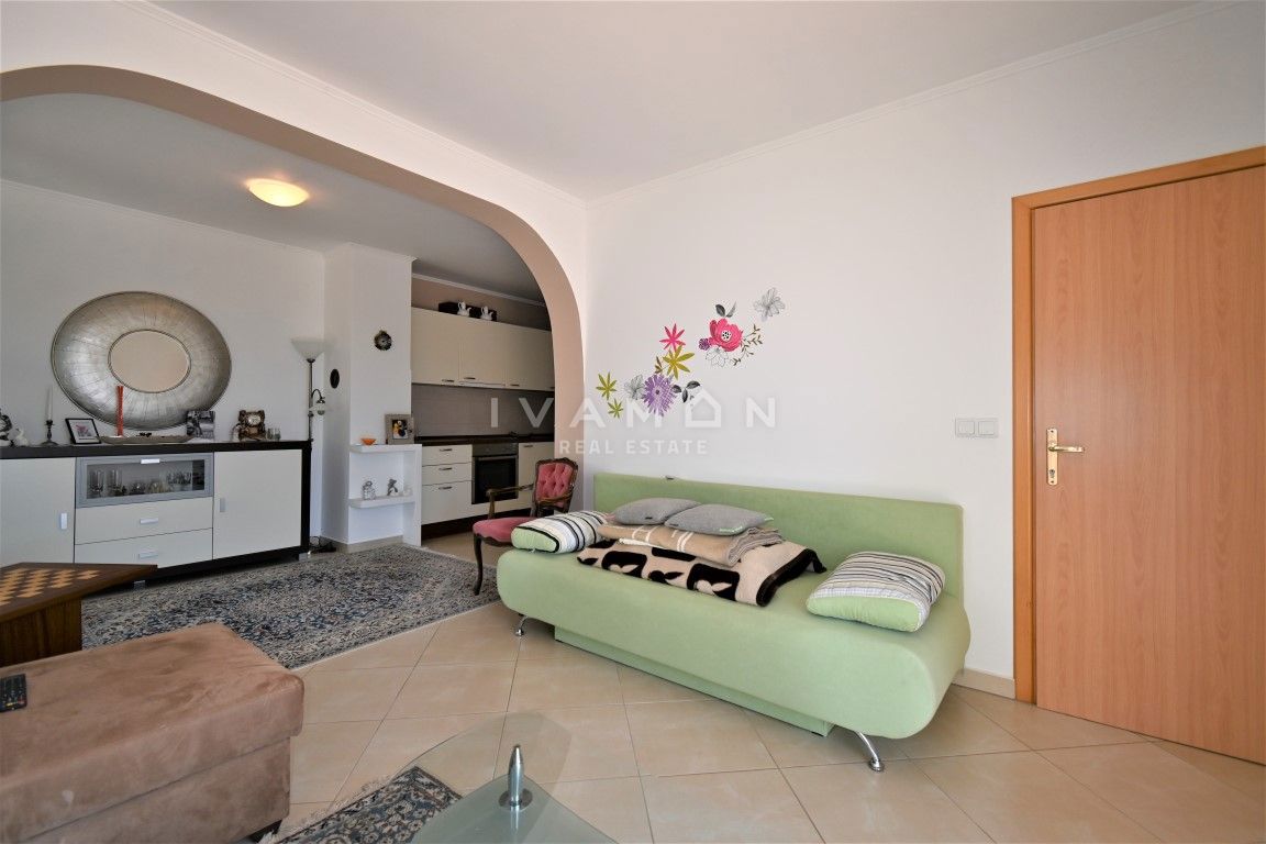 Casa con due appartamenti a 3 km dal centro di Parenzo