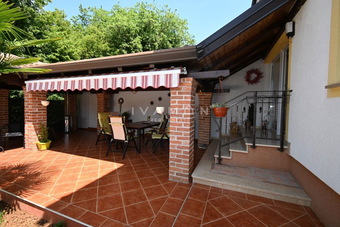 Casa con due appartamenti a 3 km dal centro di Parenzo