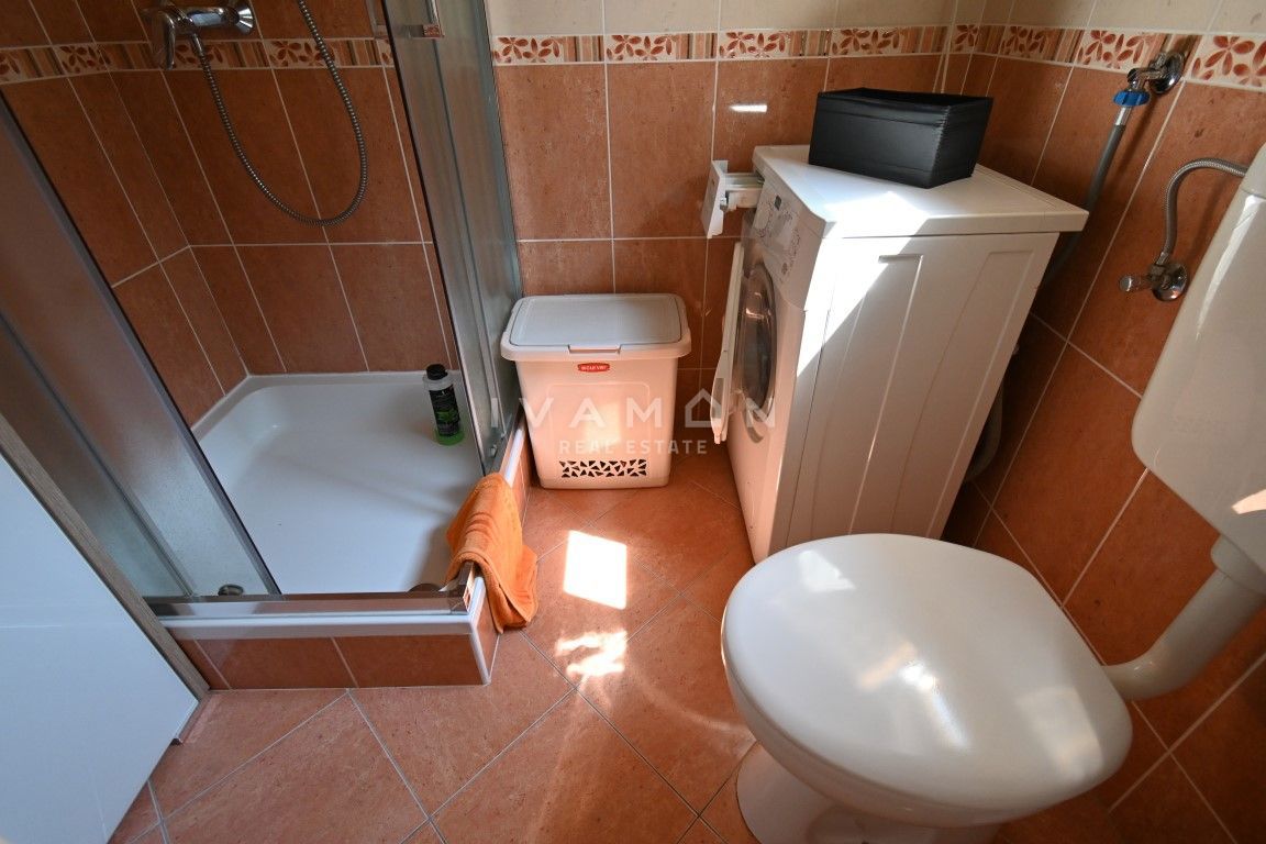 Casa con due appartamenti a 3 km dal centro di Parenzo