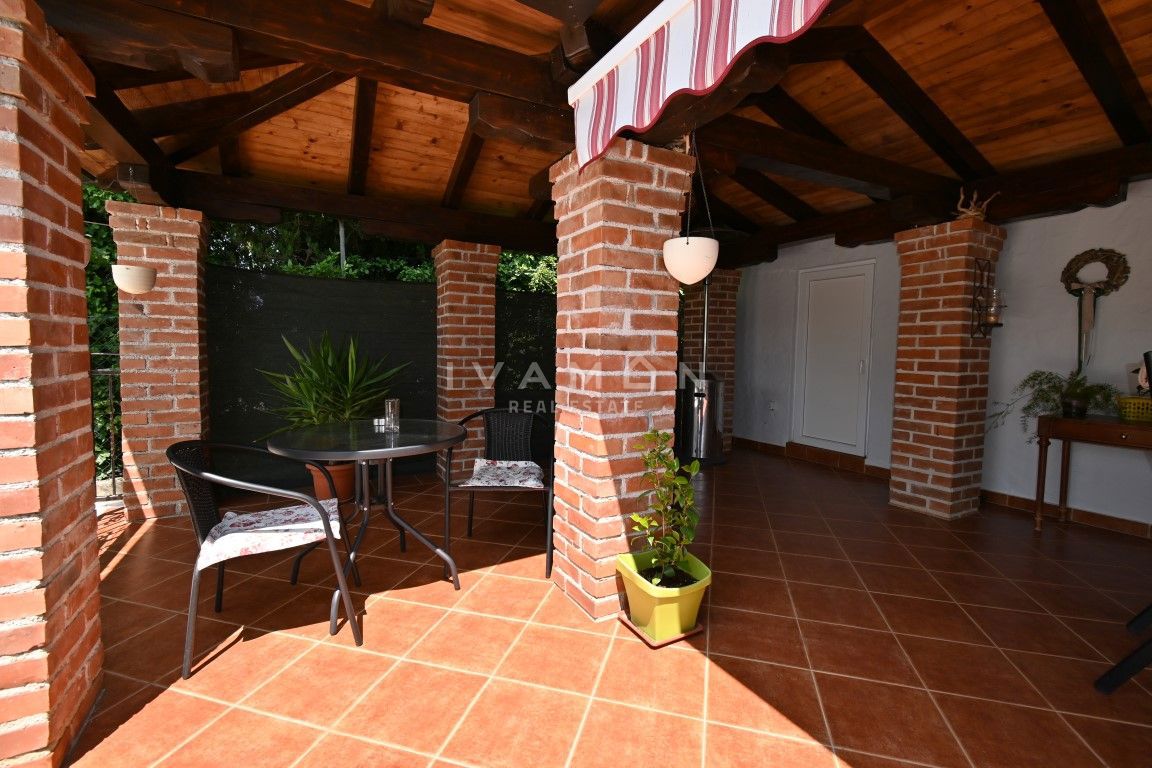 Casa con due appartamenti a 3 km dal centro di Parenzo