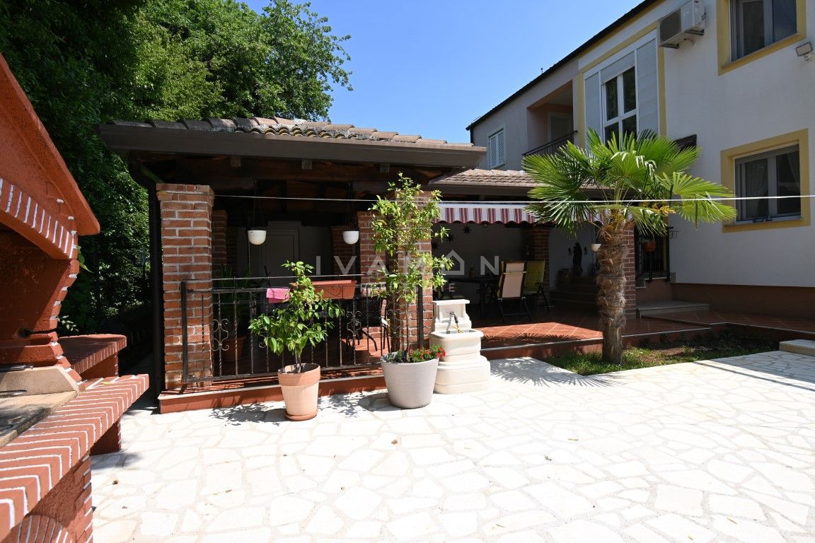 Casa con due appartamenti a 3 km dal centro di Parenzo