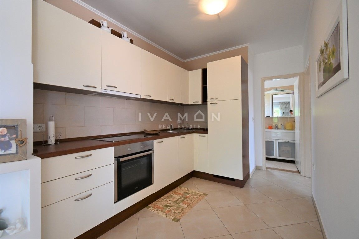Casa con due appartamenti a 3 km dal centro di Parenzo