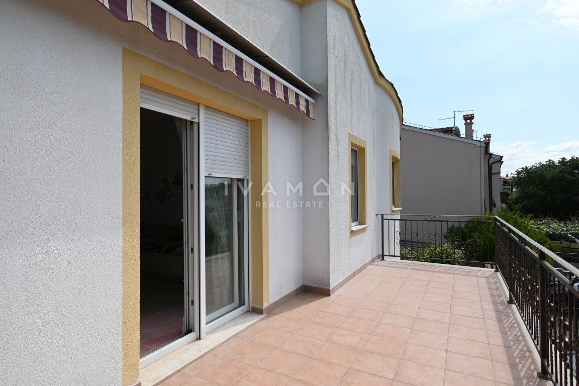 Casa con due appartamenti a 3 km dal centro di Parenzo