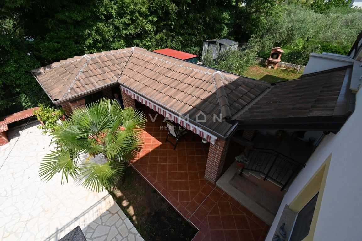 Casa con due appartamenti a 3 km dal centro di Parenzo