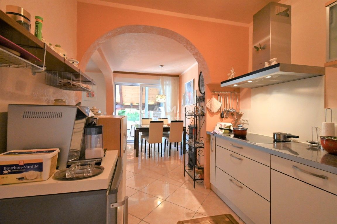 Casa con due appartamenti a 3 km dal centro di Parenzo