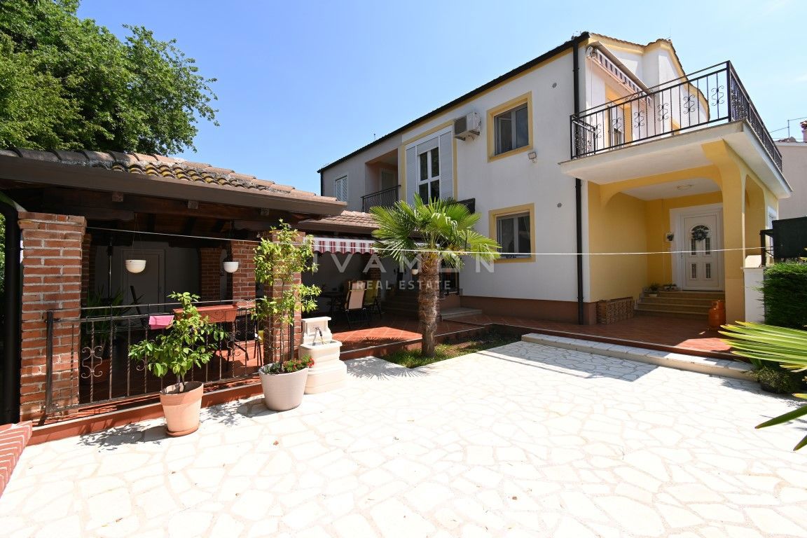 Casa con due appartamenti a 3 km dal centro di Parenzo