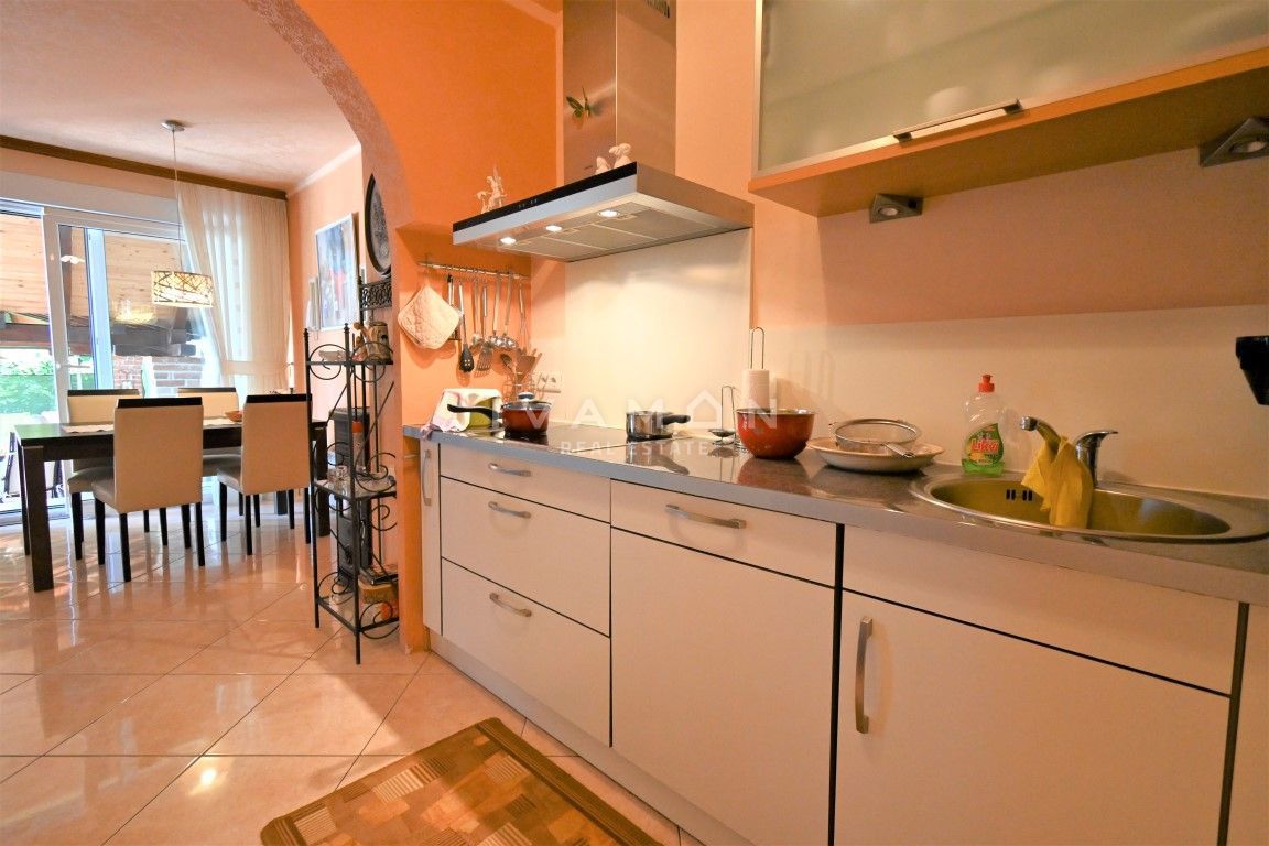 Casa con due appartamenti a 3 km dal centro di Parenzo