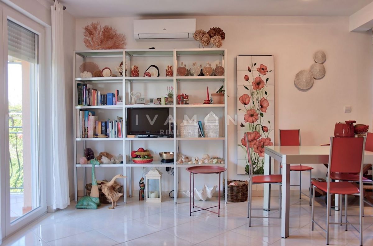 Appartamento con Due Camere da Letto e Grande Giardino, a 2 km dal Mare