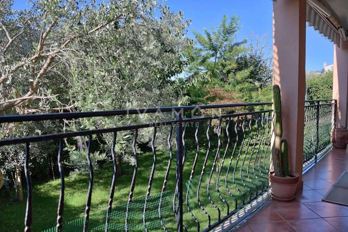 Appartamento con Due Camere da Letto e Grande Giardino, a 2 km dal Mare