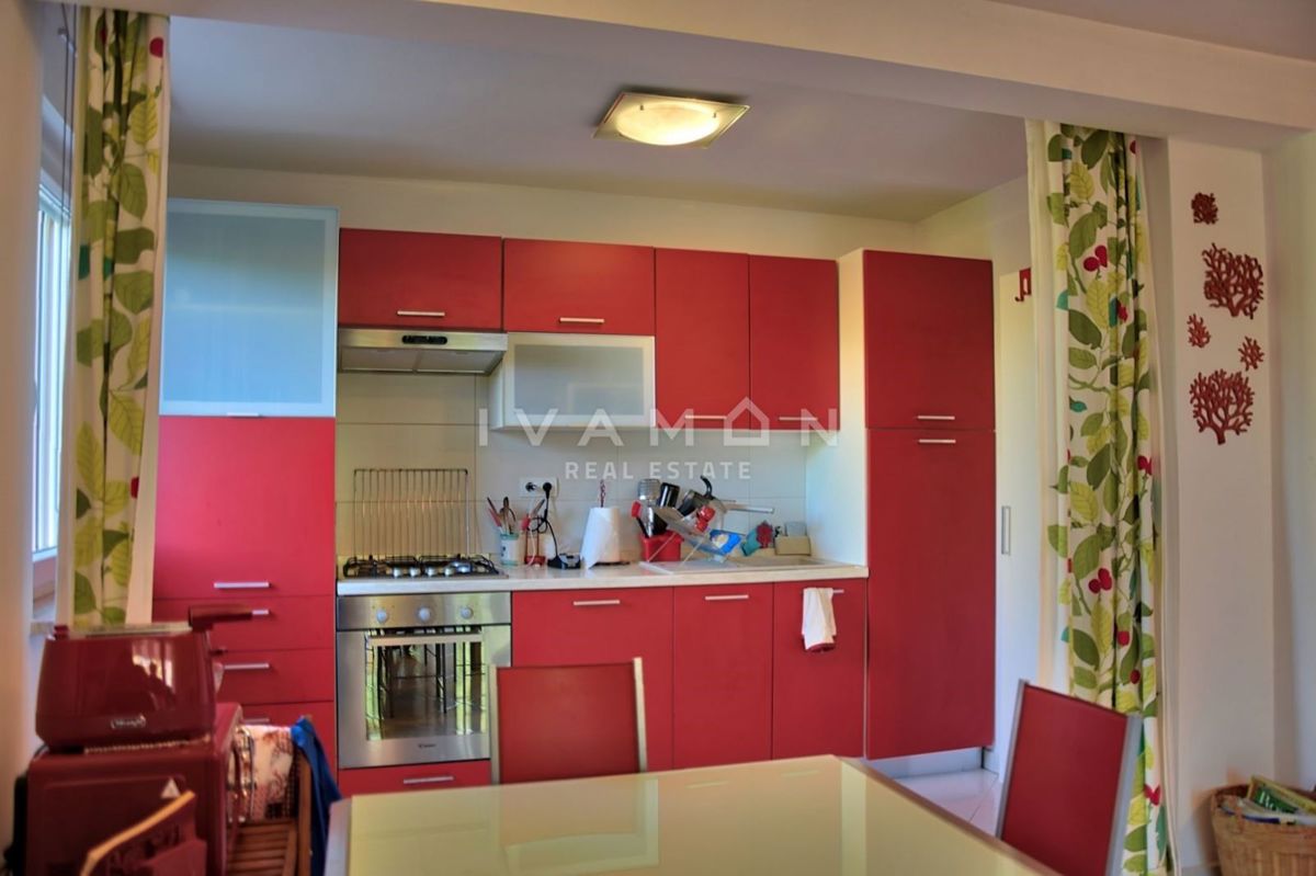 Appartamento con Due Camere da Letto e Grande Giardino, a 2 km dal Mare