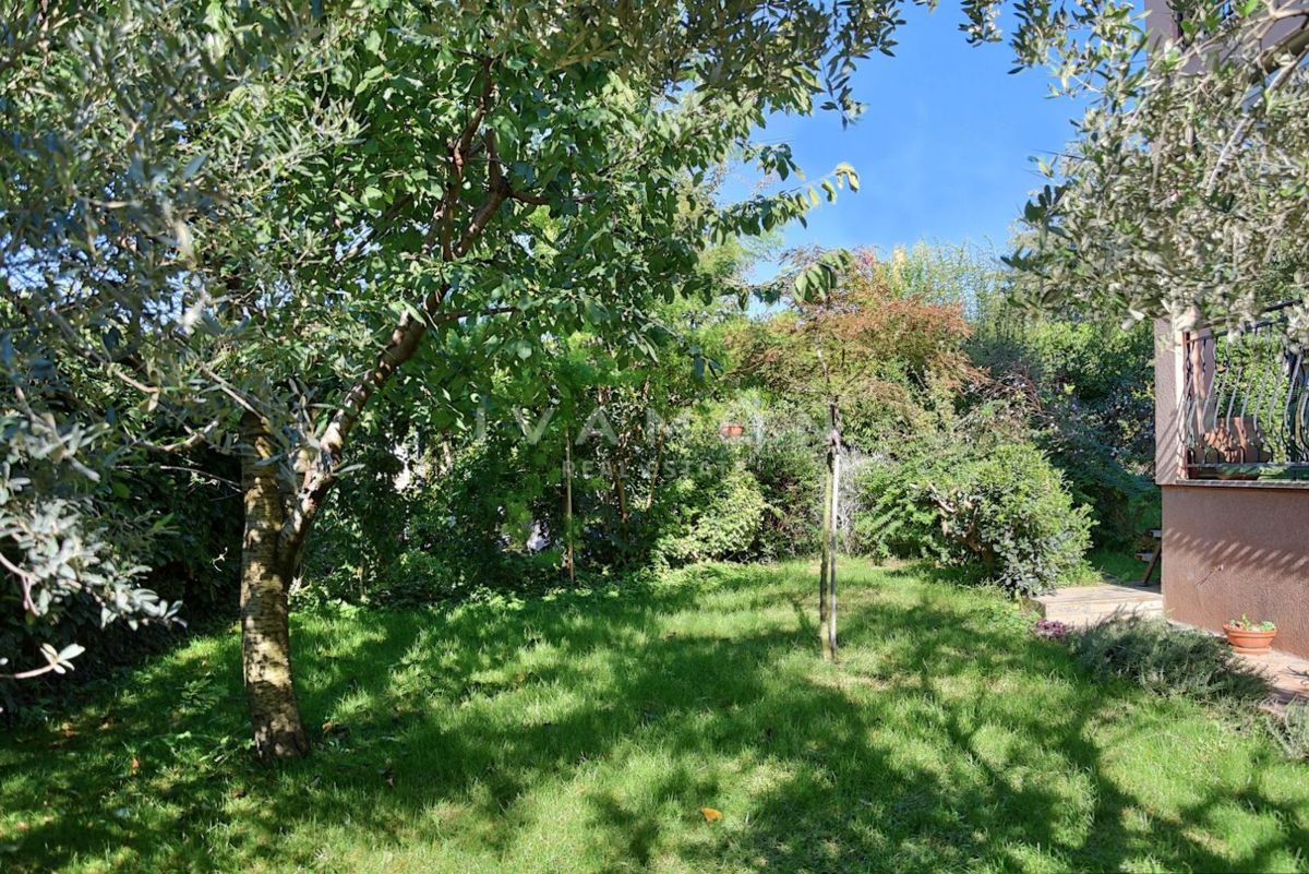 Appartamento con Due Camere da Letto e Grande Giardino, a 2 km dal Mare