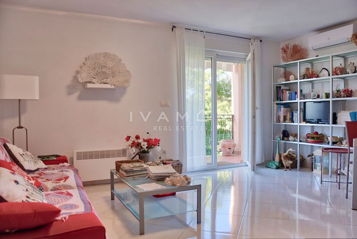 Appartamento con Due Camere da Letto e Grande Giardino, a 2 km dal Mare