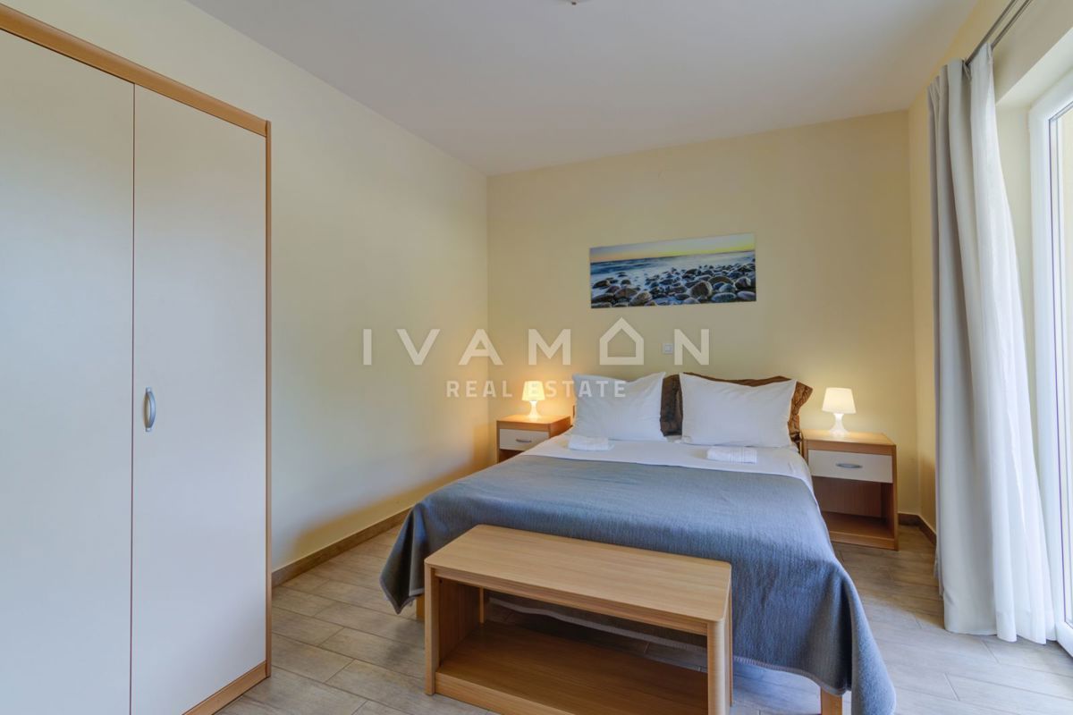Imponente villa con dieci appartamenti a 50 m dal mare