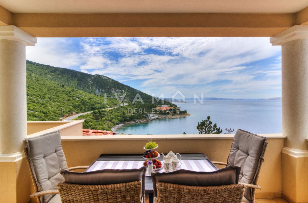 Imponente villa con dieci appartamenti a 50 m dal mare
