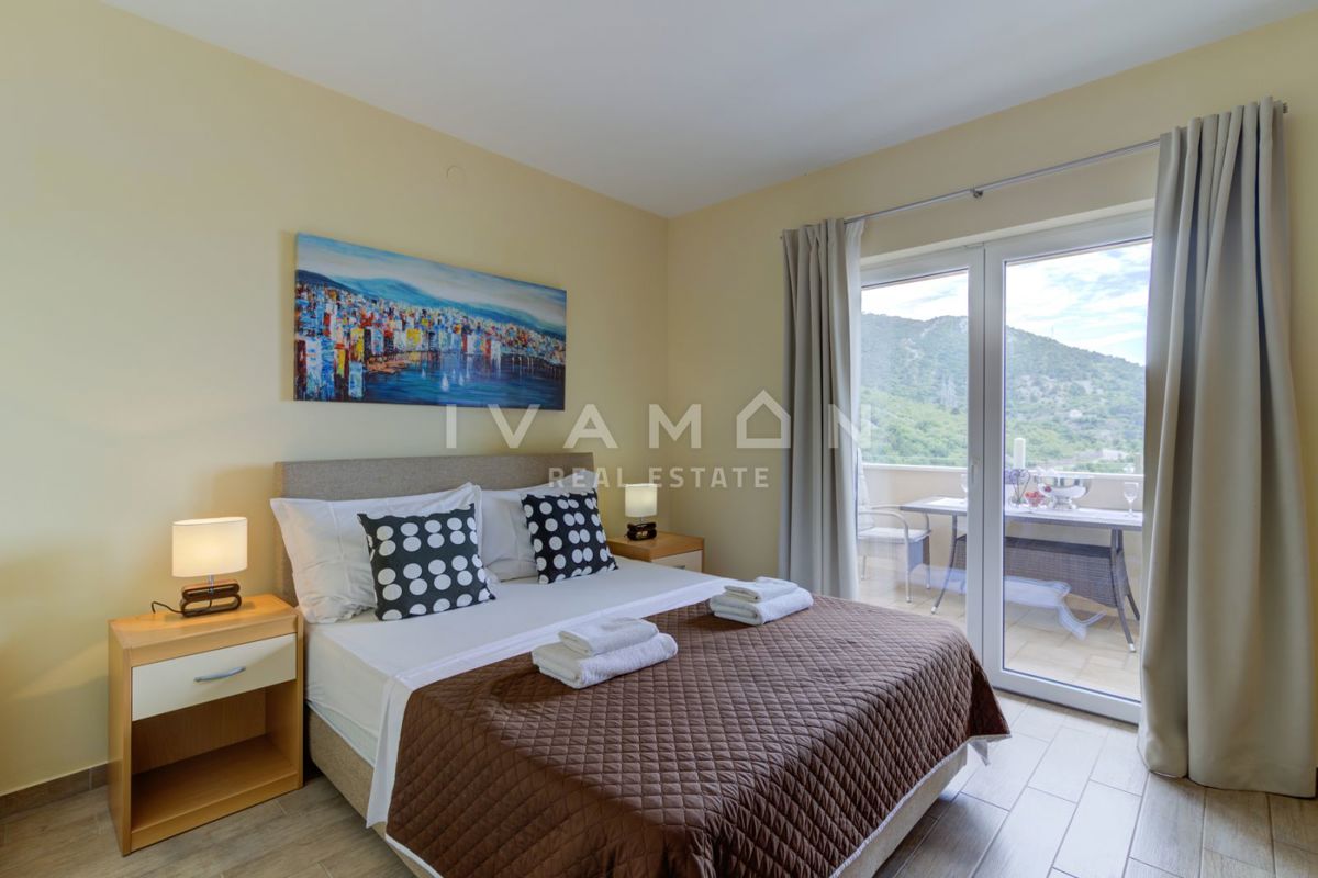 Imponente villa con dieci appartamenti a 50 m dal mare