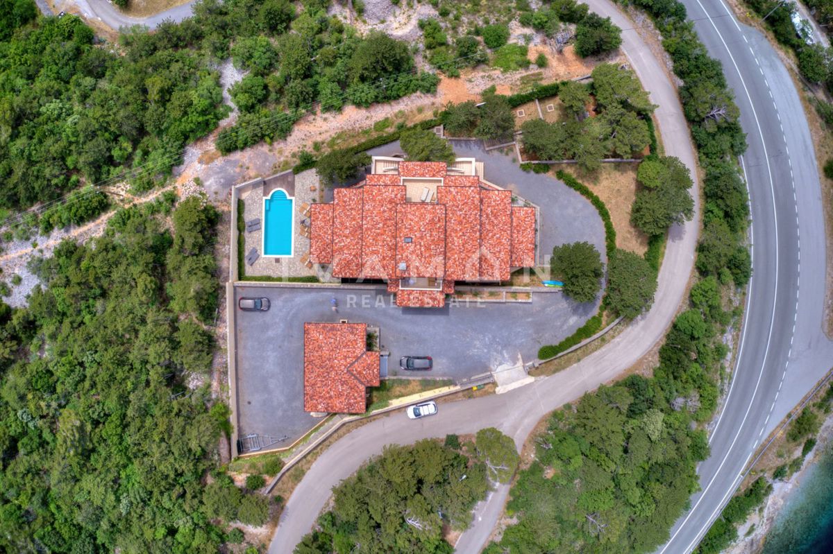 Imponente villa con dieci appartamenti a 50 m dal mare