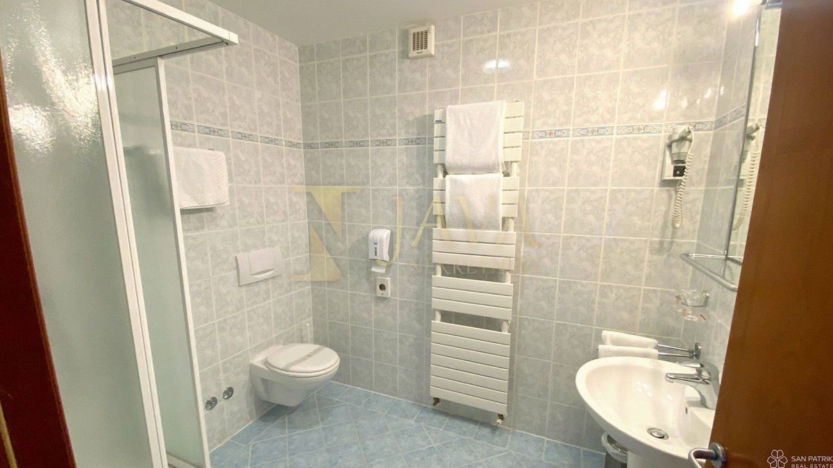 Commerciale Martinšćica, Cres, 3.680m2