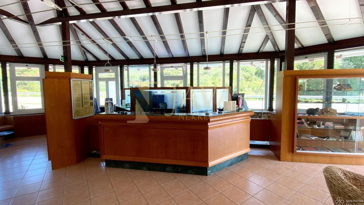 Commerciale Martinšćica, Cres, 3.680m2