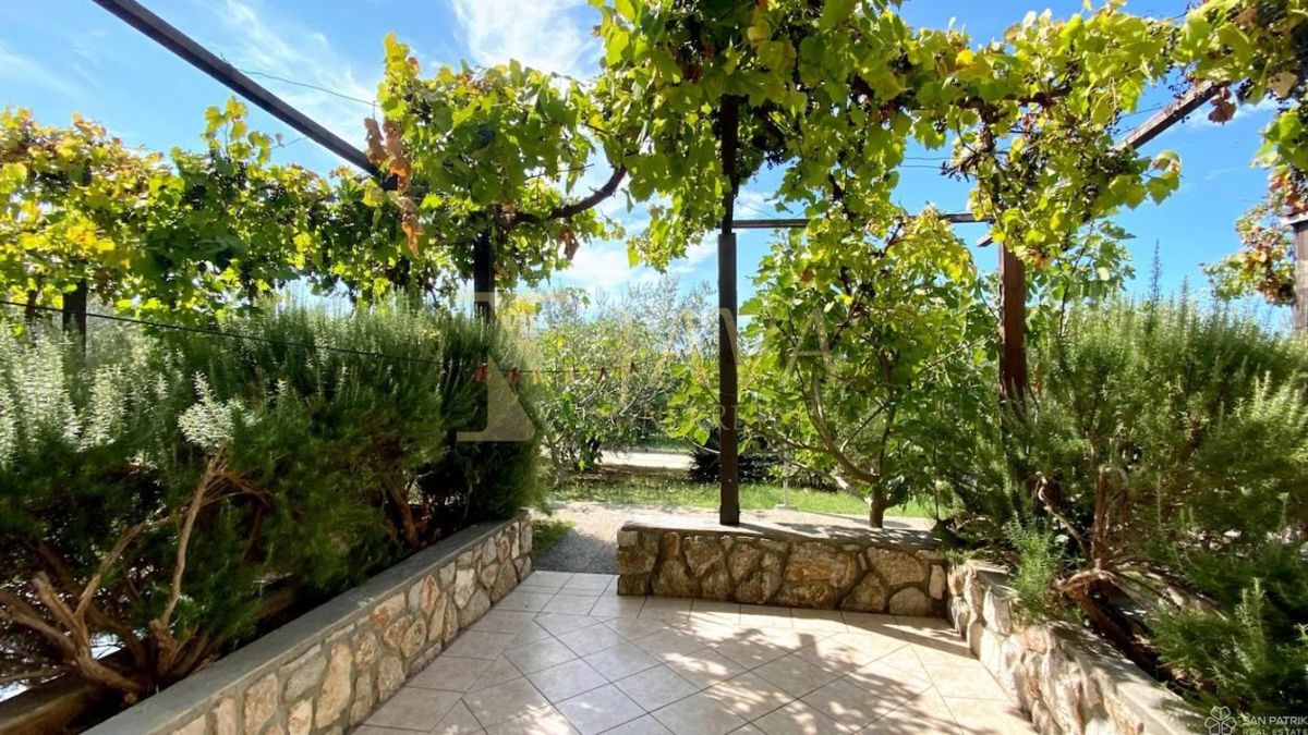 Commerciale Martinšćica, Cres, 3.680m2