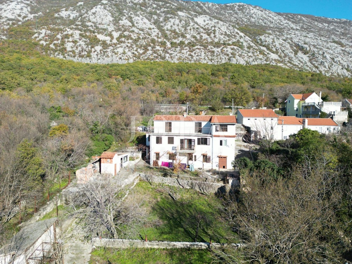 Casa spaziosa con giardino, potenziale di espansione e pronta per gli investimenti: il tuo rifugio ideale a Drivenik