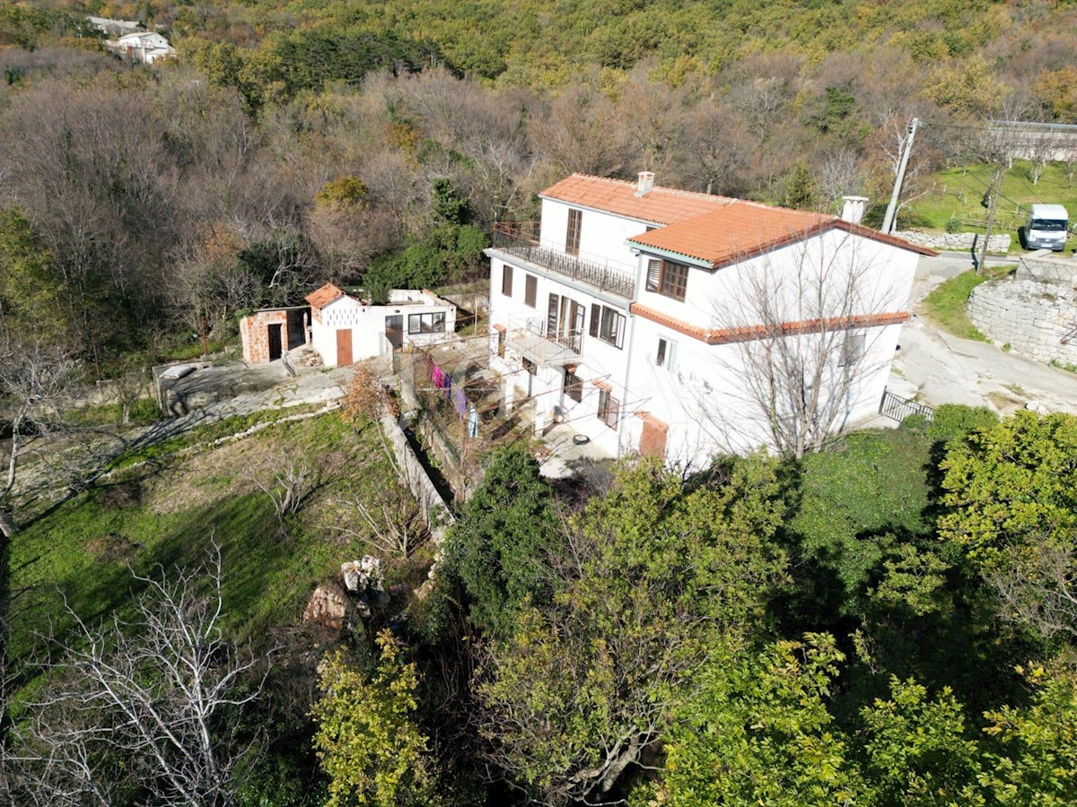 Casa spaziosa con giardino, potenziale di espansione e pronta per gli investimenti: il tuo rifugio ideale a Drivenik