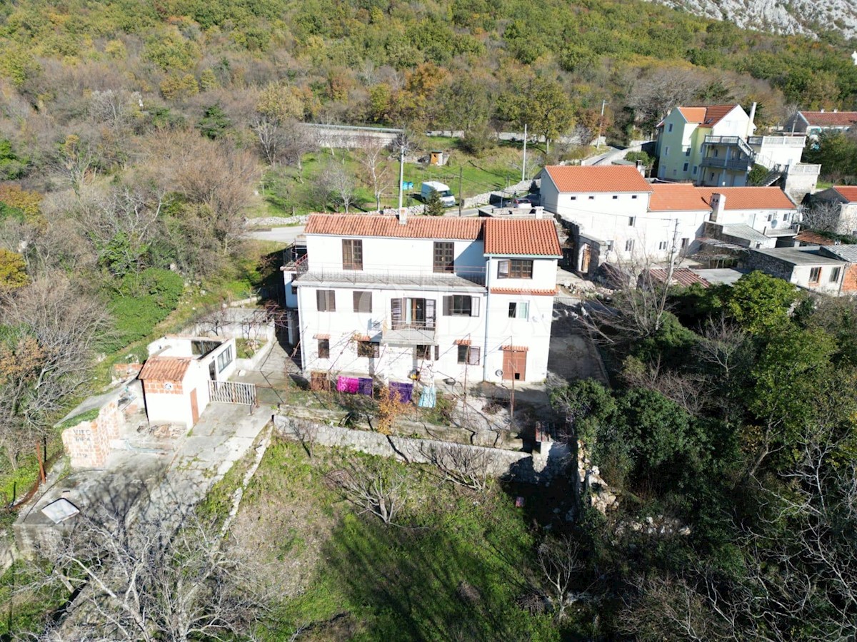 Casa spaziosa con giardino, potenziale di espansione e pronta per gli investimenti: il tuo rifugio ideale a Drivenik