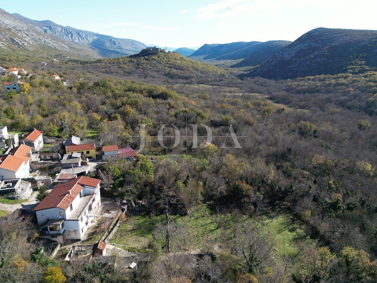 Casa spaziosa con giardino, potenziale di espansione e pronta per gli investimenti: il tuo rifugio ideale a Drivenik