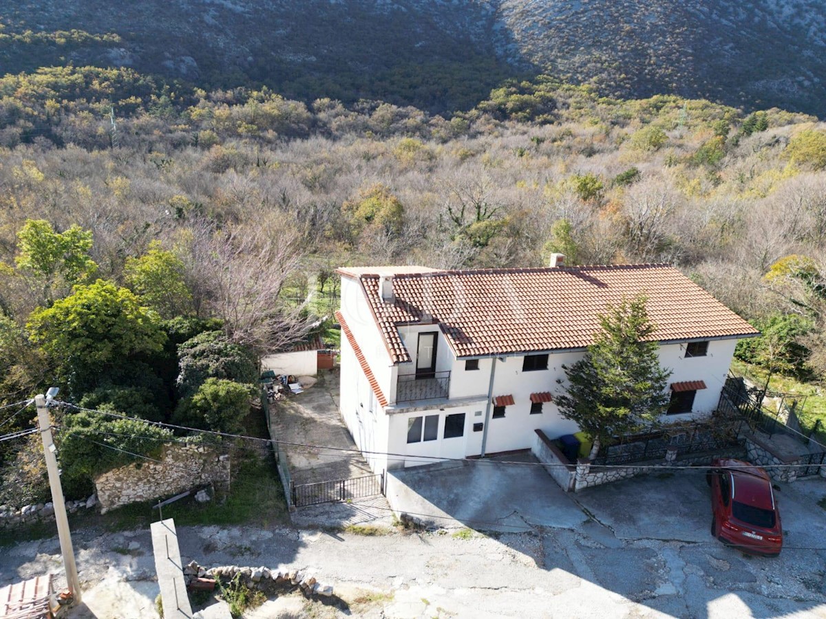 Casa spaziosa con giardino, potenziale di espansione e pronta per gli investimenti: il tuo rifugio ideale a Drivenik