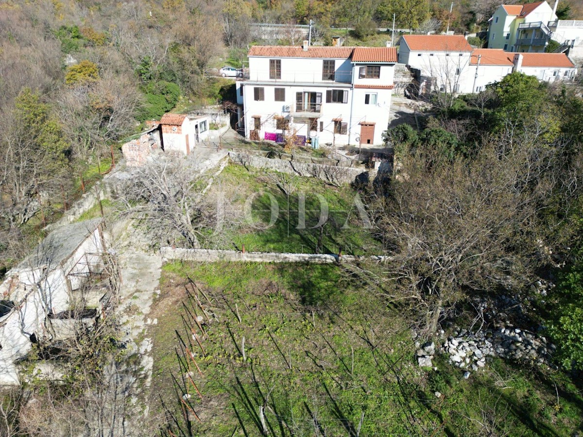 Casa spaziosa con giardino, potenziale di espansione e pronta per gli investimenti: il tuo rifugio ideale a Drivenik