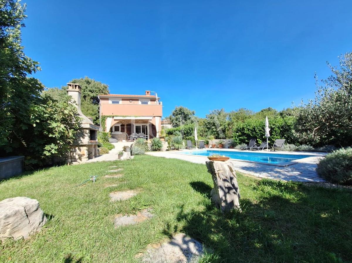 Isola di Krk, Malinska - casa in pietra con piscina