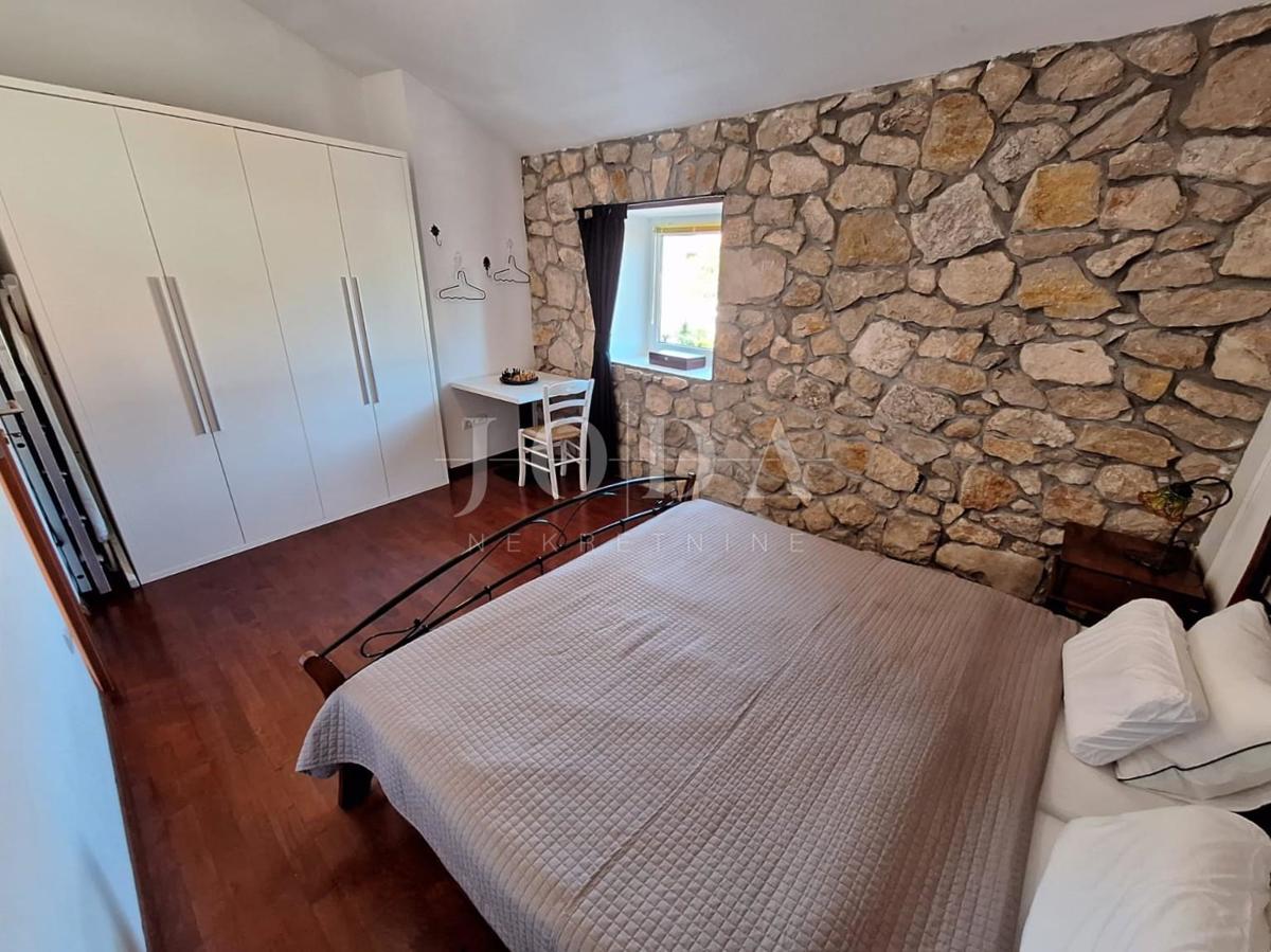 Isola di Krk, Malinska - casa in pietra con piscina