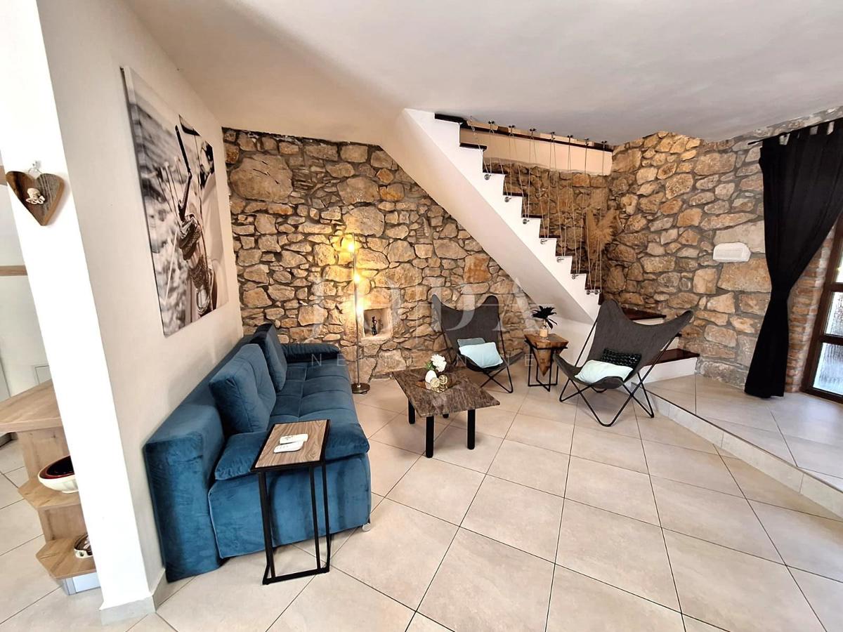 Isola di Krk, Malinska - casa in pietra con piscina