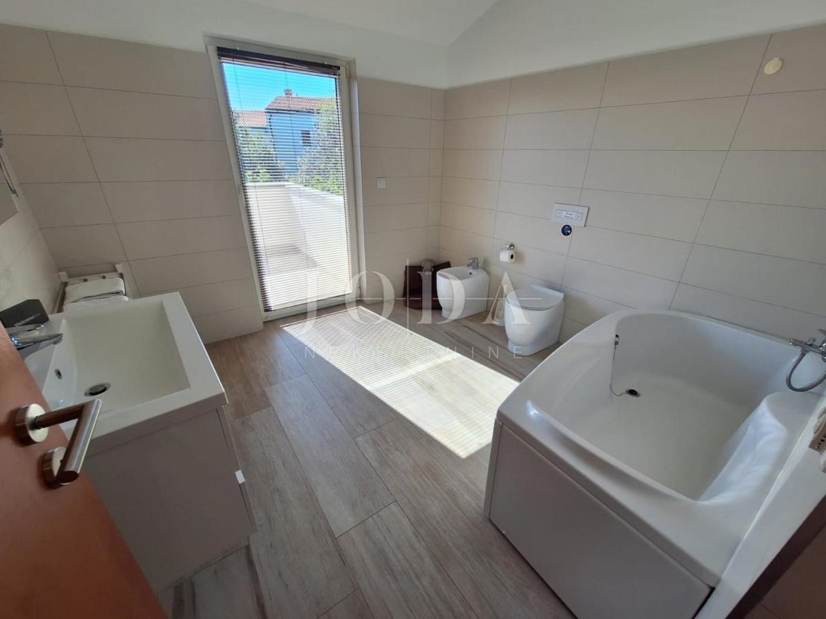 Isola di Krk, Malinska - casa in pietra con piscina