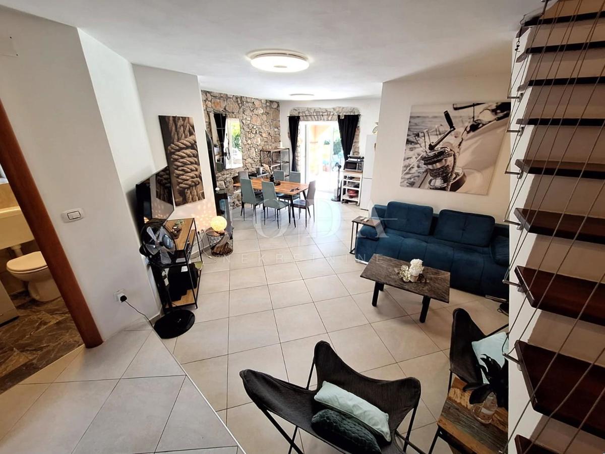 Isola di Krk, Malinska - casa in pietra con piscina