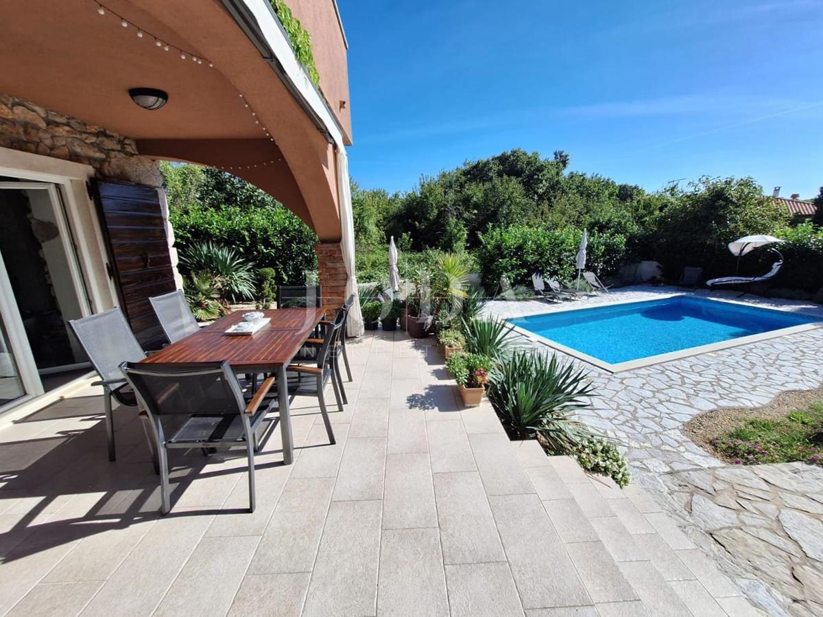 Isola di Krk, Malinska - casa in pietra con piscina