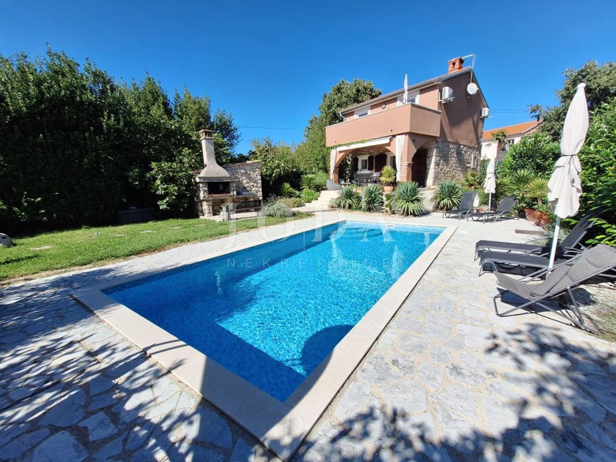 Isola di Krk, Malinska - casa in pietra con piscina