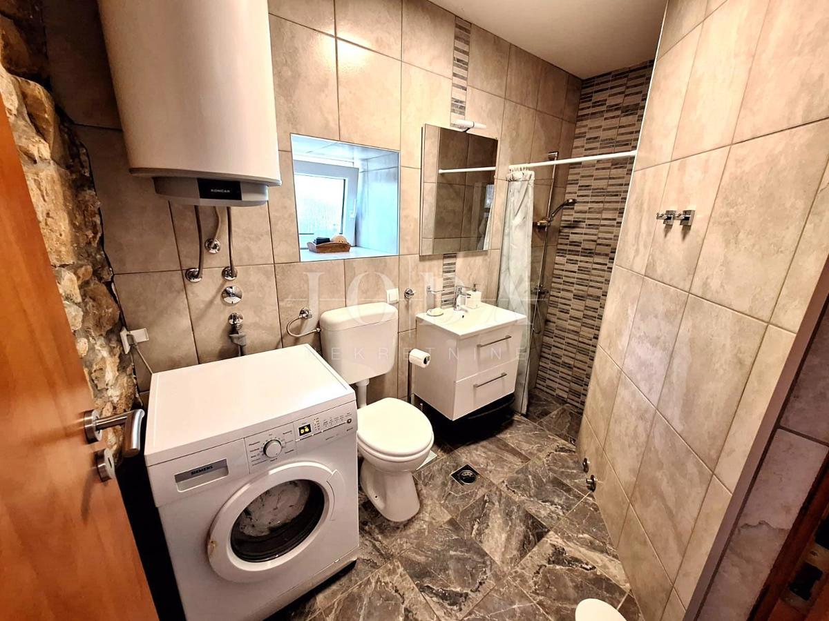 Isola di Krk, Malinska - casa in pietra con piscina